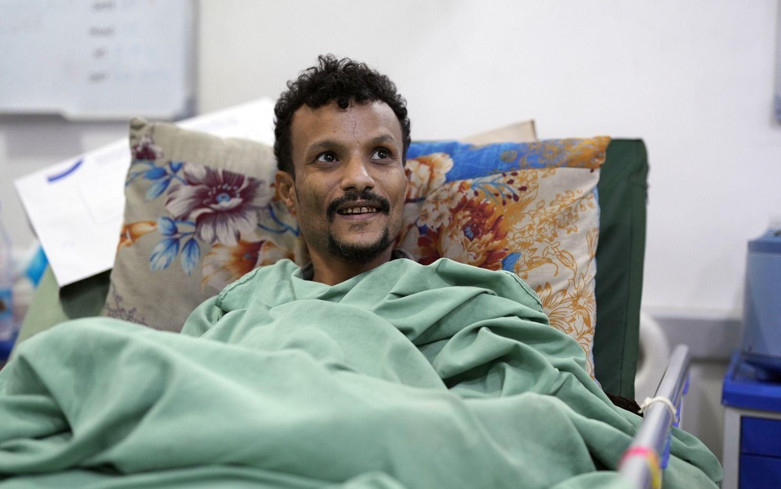 El soldado herido Ahmed Ali Mahmoud, cubierto con una manta verde en una cama de hospital.